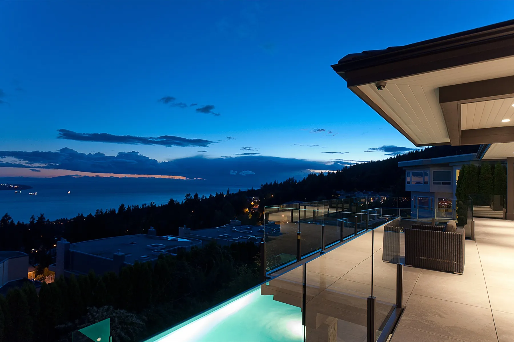 Aerie, Deck pool twilight