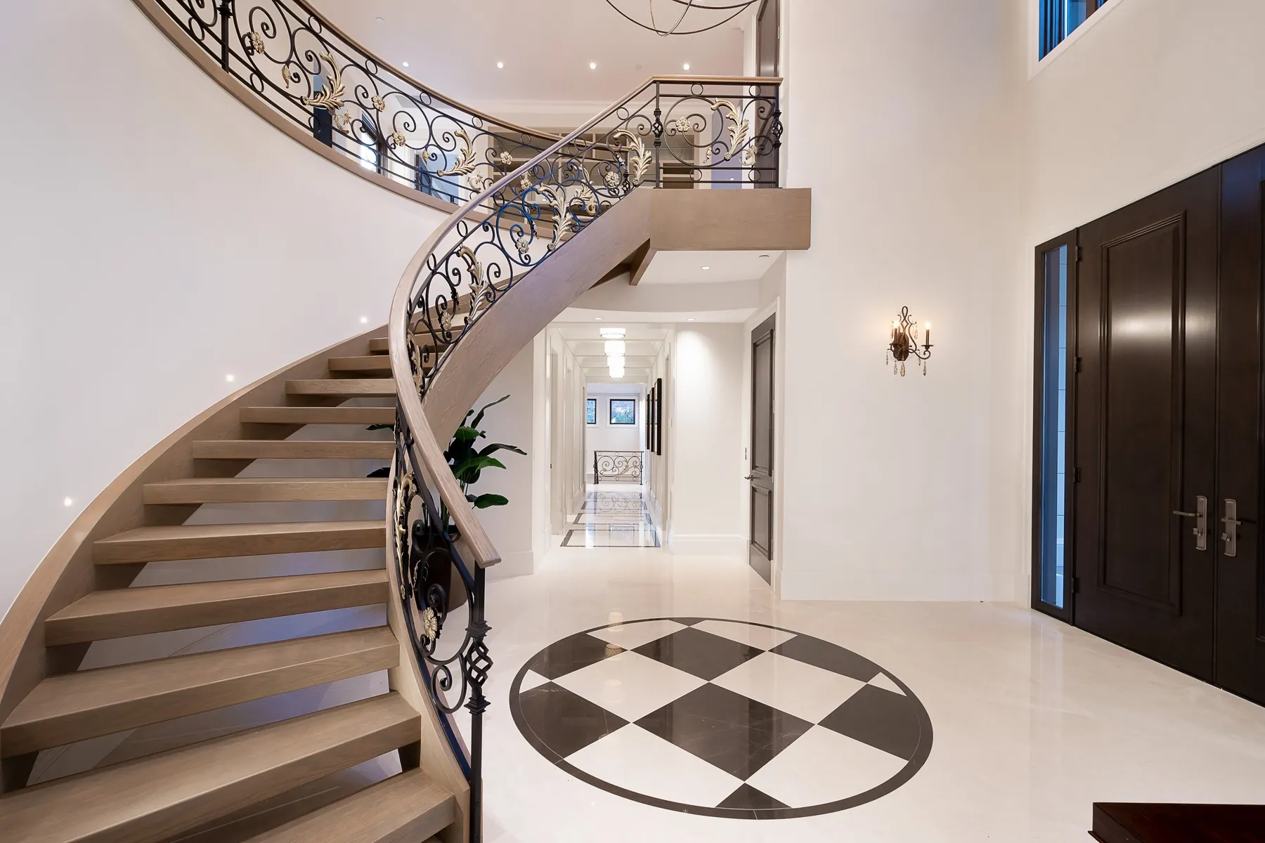 Chateau, Curved stair wide