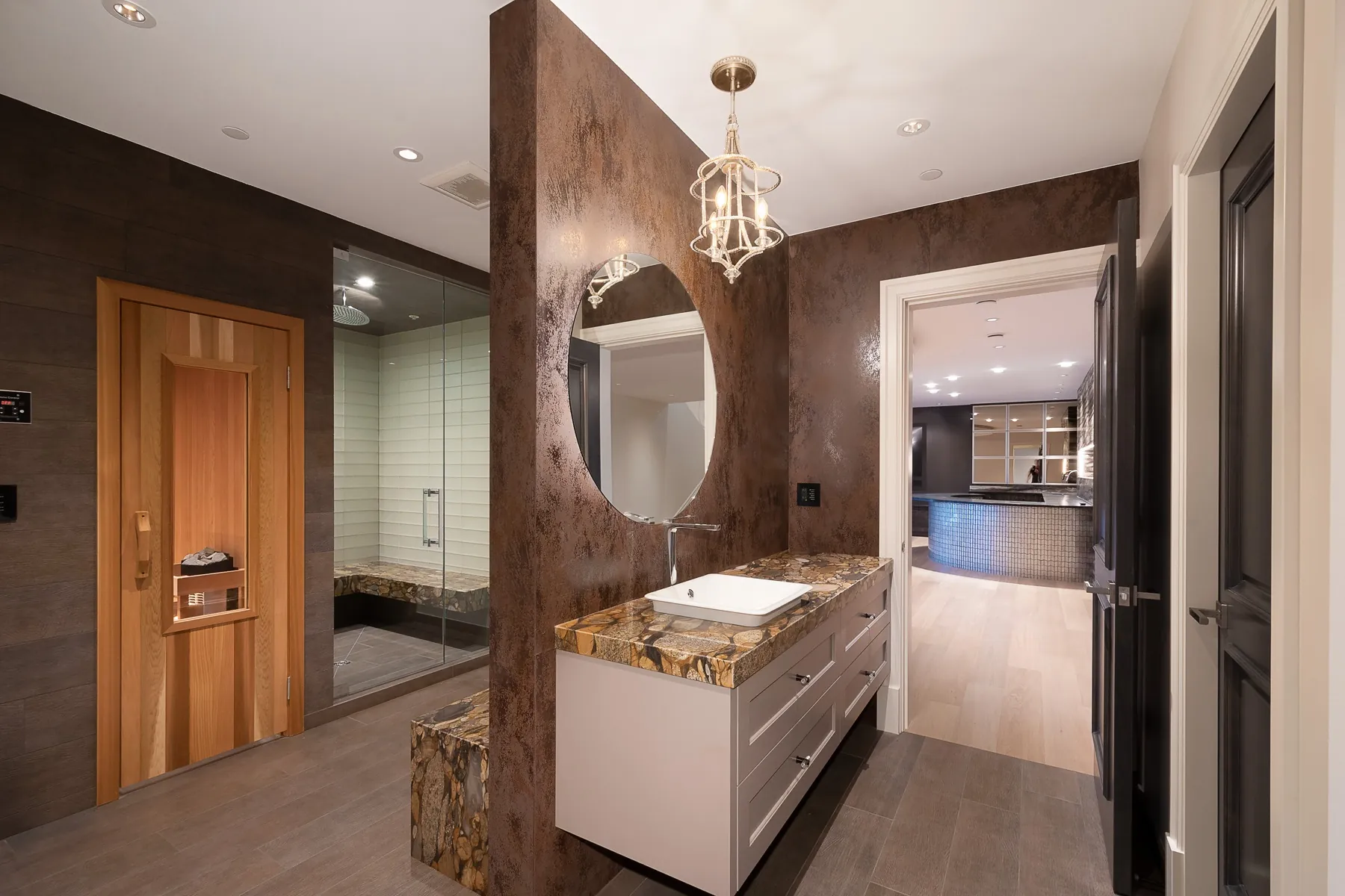 Chateau, Spa bath wide
