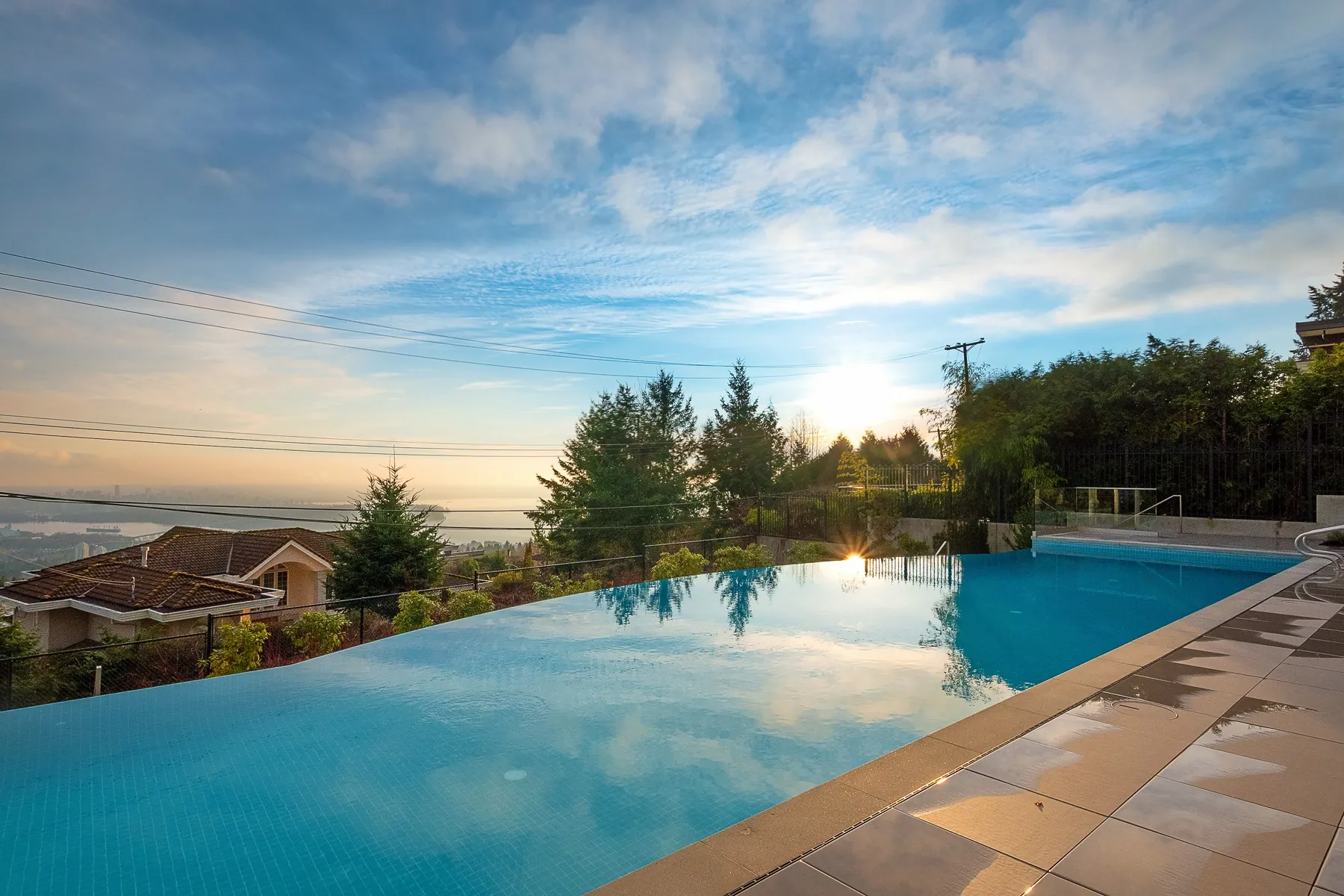 Chateau, Pool sunrise