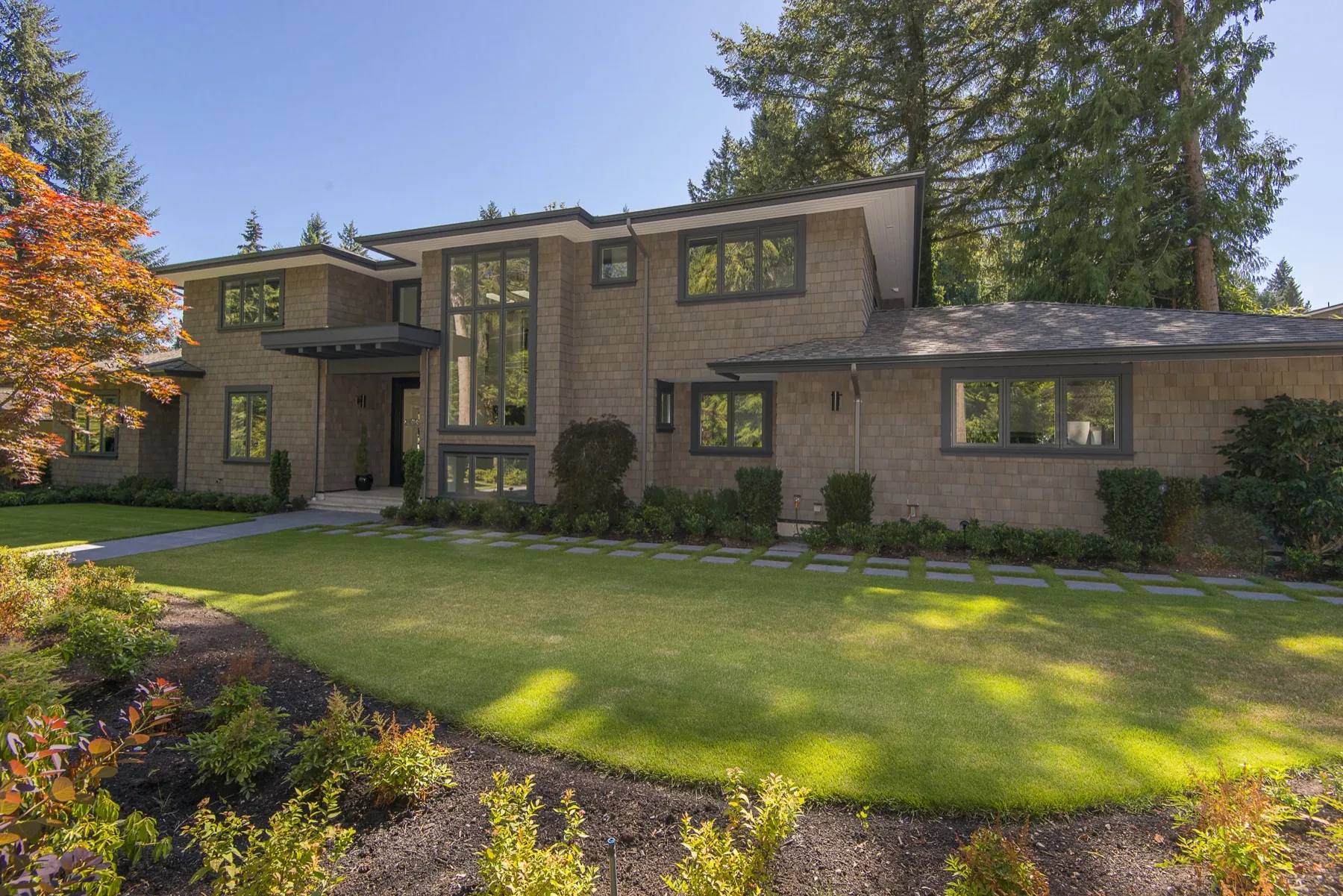 Forest Gate, Exterior front lawn
