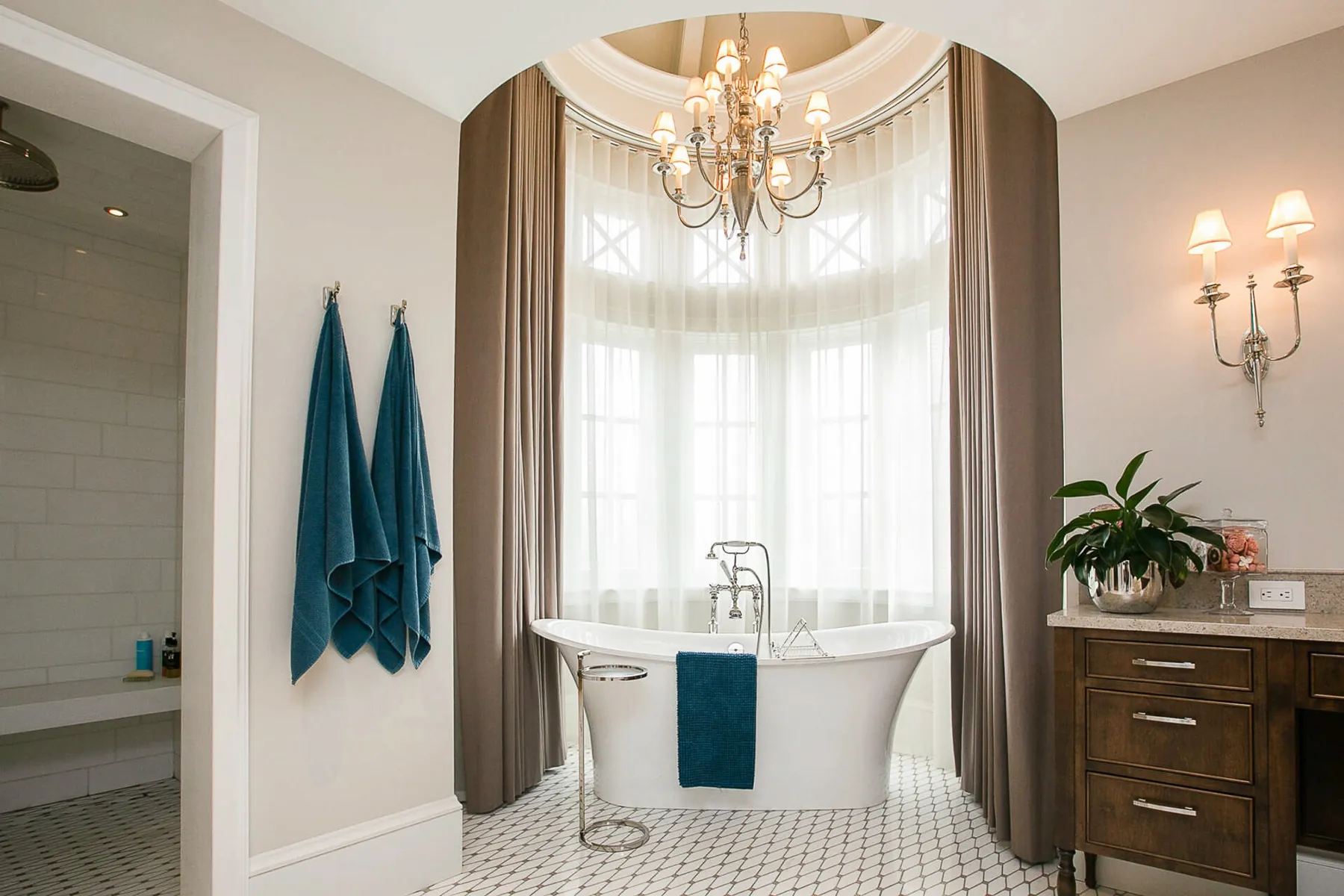 Lakeview, Primary ensuite soaker tub