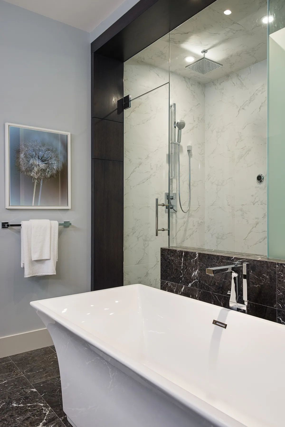 Ridge View, Primary ensuite tub detail