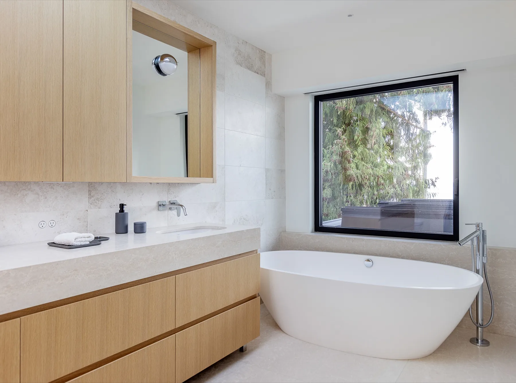 Shoreline, Primary ensuite single vanity tub