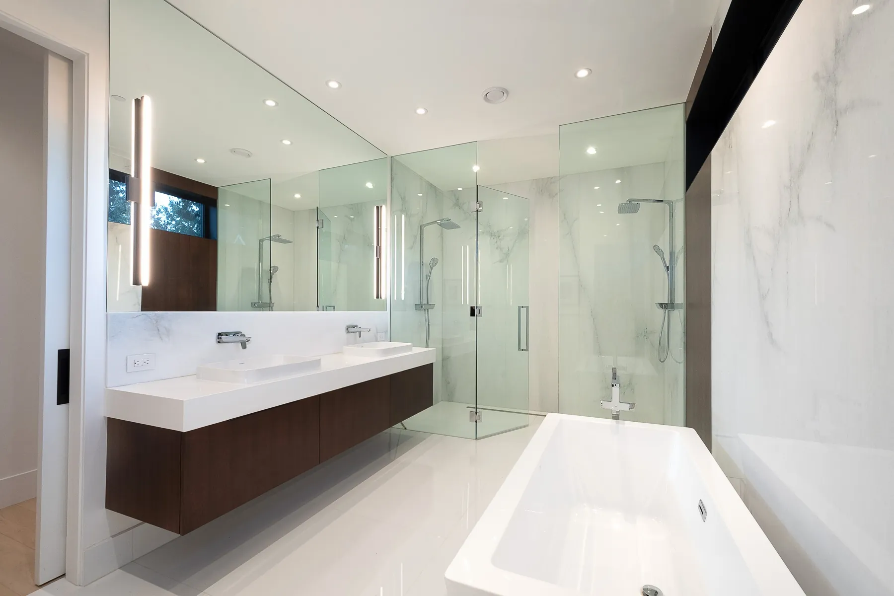 The Canopy, Primary ensuite wide
